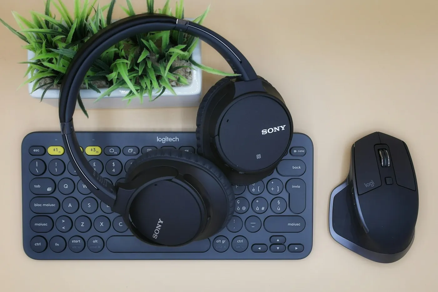 Tastatur, Kopfhörer und Maus auf einem Schreibtisch